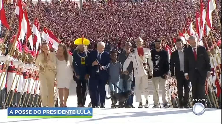 Vídeo: Lula sobe a rampa do Palácio do Planalto ao lado de pessoas que simbolizam a diversidade do país