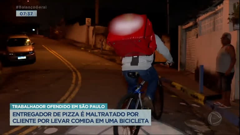Vídeo: Homem ofende entregador de pizza por levar encomenda usando uma bicicleta