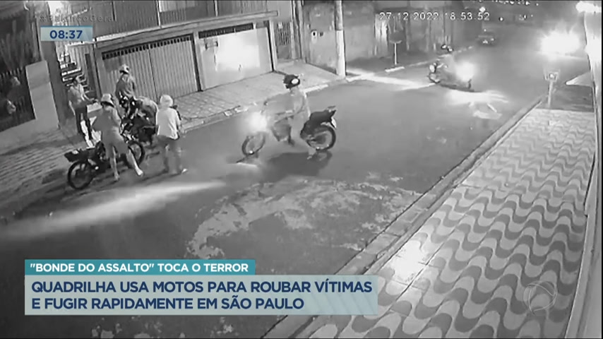Vídeo: "Bonde do assalto" rouba motos e celulares de vítimas na Grande São Paulo