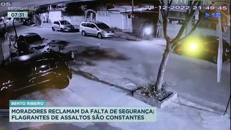 Vídeo: Moradores reclamam de rotina de assaltos em Bento Ribeiro, zona norte do Rio