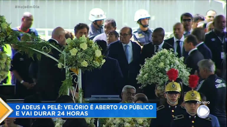 Vídeo: Autoridades brasileiras chegam ao velório do rei Pelé, em Santos
