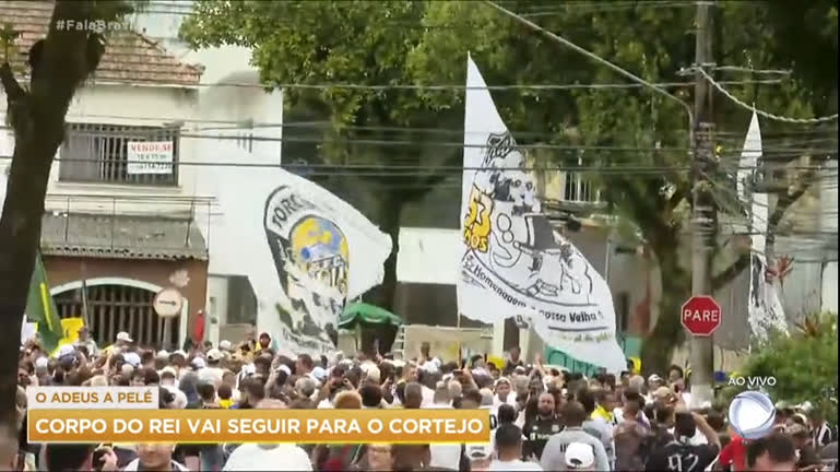 Vídeo: Torcedores e fãs dão seu último adeus ao rei do futebol em Santos