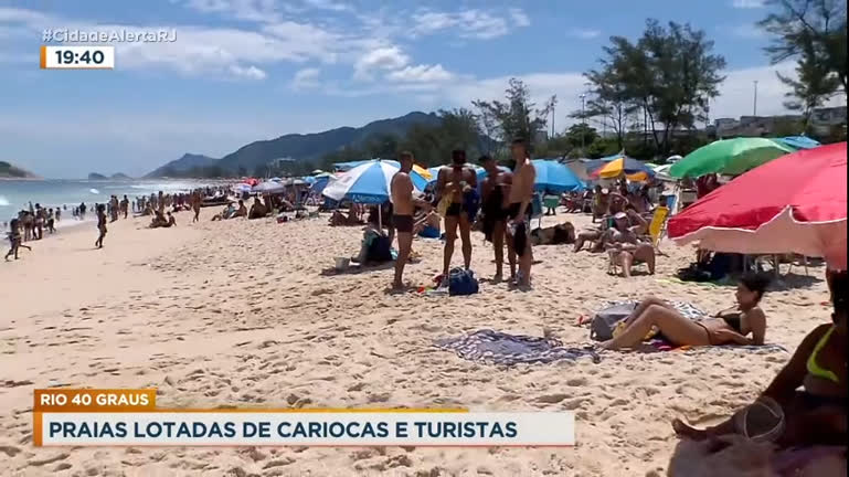 Vídeo: Rio tem dia quente e praias lotadas nesta terça (3)