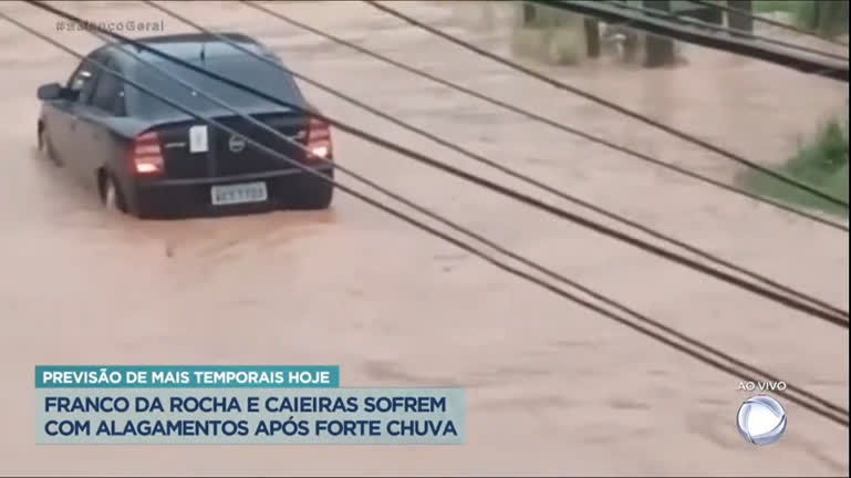 Vídeo: Chuva alaga ruas e provoca transtornos em cidades da região metropolitana de SP