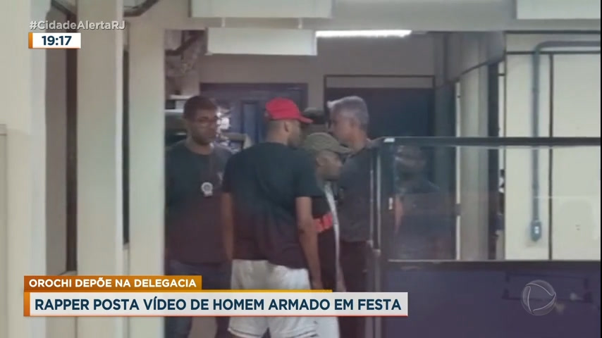 Vídeo: Rapper Orochi presta depoimento na delegacia após postar vídeo de homem armado em festa no RJ