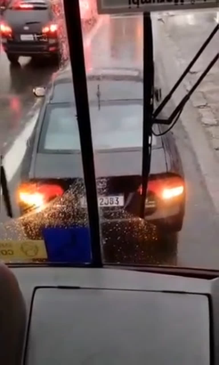 Vídeo: SP: carro para na faixa, trava ônibus e passageiros partem para a briga