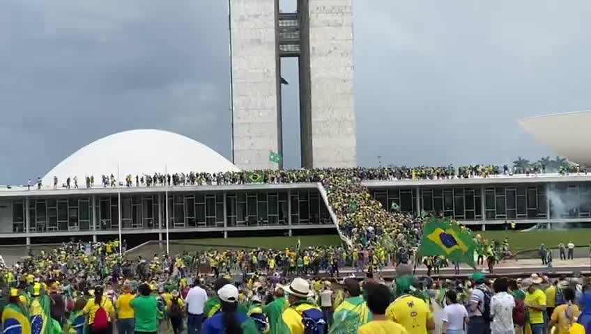 Vídeo: Manifestantes furam bloqueio da PM e invadem Congresso Nacional
