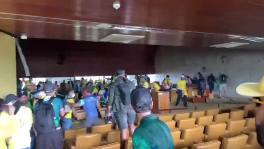 Vídeo: Manifestantes invadem plenário do Supremo Tribunal Federal