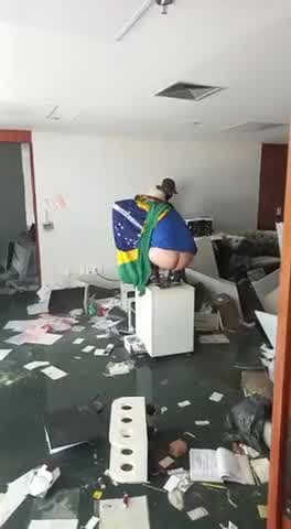 Vídeo: Invasor do STF evacua dentro de gabinete durante invasão em Brasília