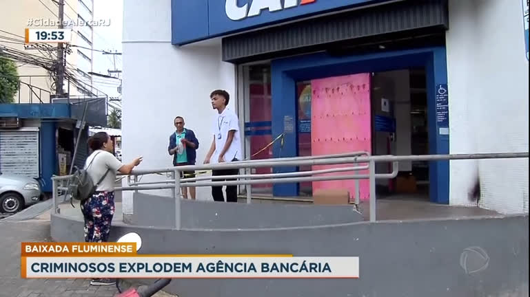 Vídeo: Criminosos explodem agência bancária em São João de Meriti