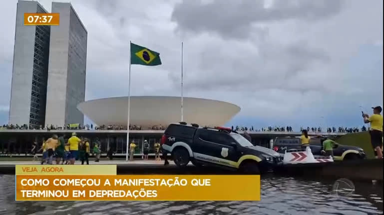 Vídeo: Manifestantes furam bloqueio da PM e invadem Congresso Nacional