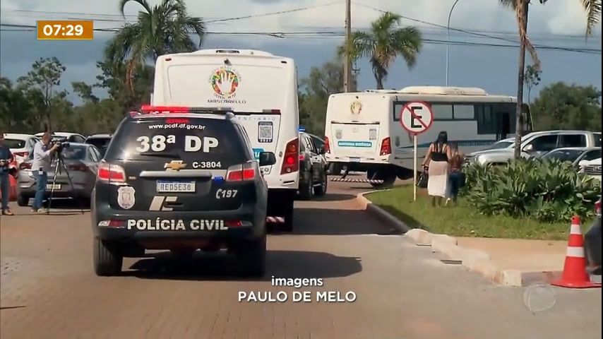 Vídeo: Extremistas são transportados da academia da Polícia Federal para penitenciárias no DF