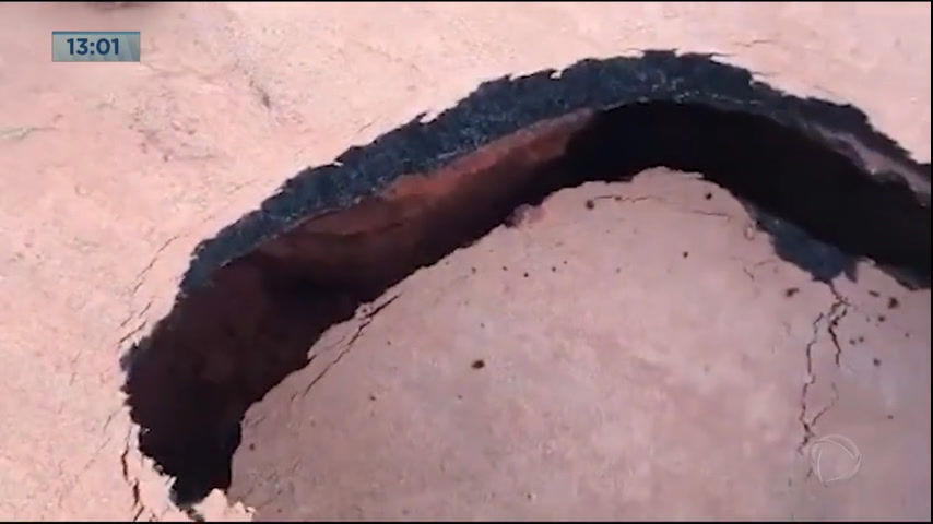 Vídeo: Cratera se abre no meio de rua em Ceilândia e deixa tráfego perigoso