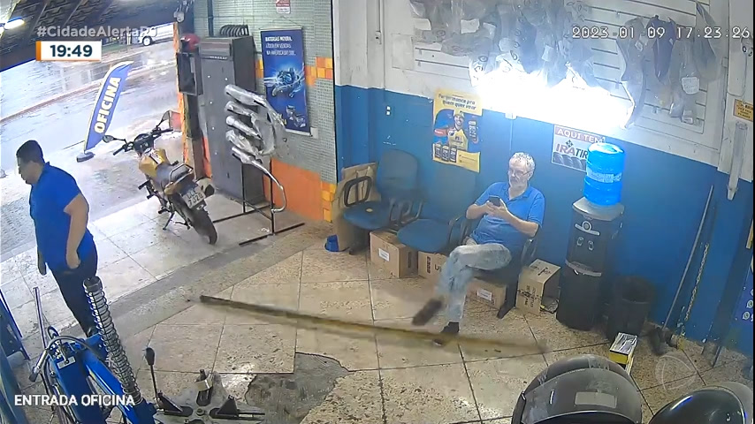Vídeo: Homem viraliza após ser atingido duas vezes por barra de ferro em oficina no Rio