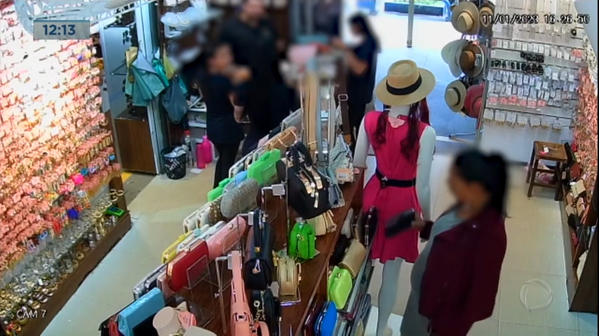 Vídeo: Casal furta loja de acessórios em feira de Taguatinga