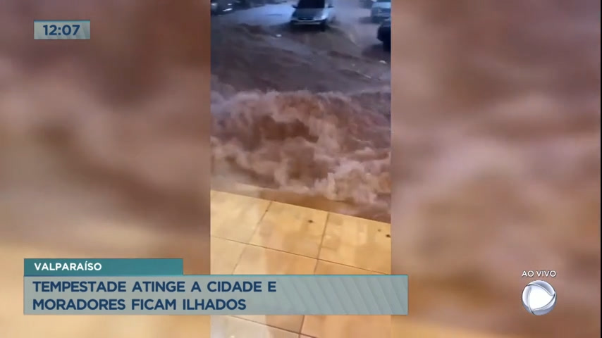 Vídeo: Tempestade atinge Valparaíso de Goiás e moradores ficam ilhadas