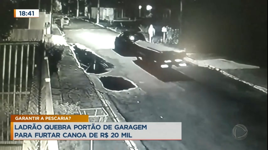 Vídeo: Suspeito quebra portão de garagem para furtar canoa de R$ 20 mil