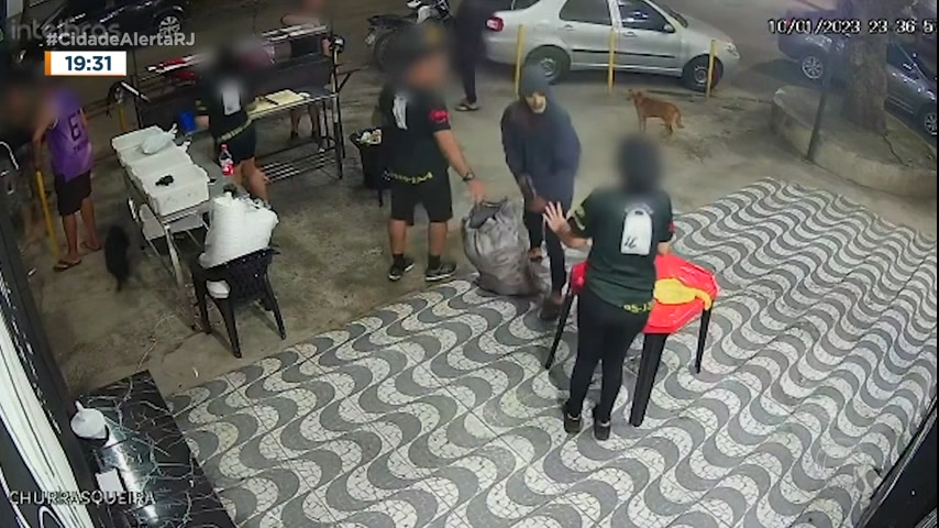 Vídeo: Vendedor de churrasquinho e clientes são assaltados em Realengo
