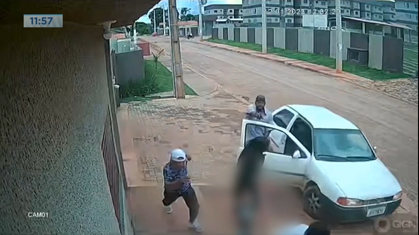 Vídeo: Homem sai de carro e faz vários disparos no meio da rua