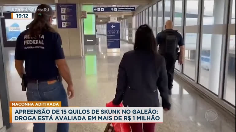 Vídeo: Agentes prendem passageira que levada drogas na bagagem no Aeroporto do Galeão