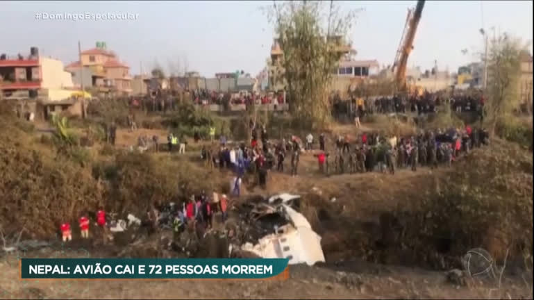 Vídeo: Avião com 72 pessoas cai no Nepal neste domingo (15)