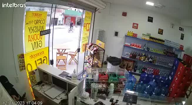 Vídeo: Bode é flagrado tentando roubar salgadinho em adega de SP