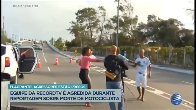 Vídeo: Equipe da Record TV é agredida enquanto grava reportagem na Bahia