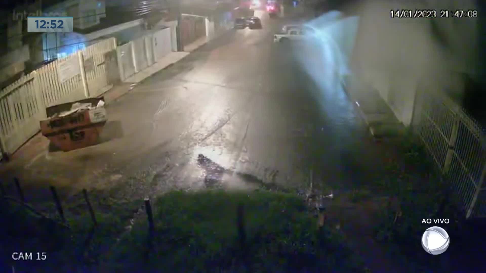 Vídeo: Ruas ficam alagadas e casas invadidas pela água da chuva no Guará (DF)