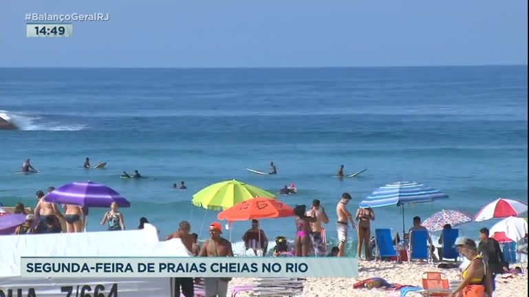 Vídeo: Intenso calor leva banhistas a lotarem praias no Rio