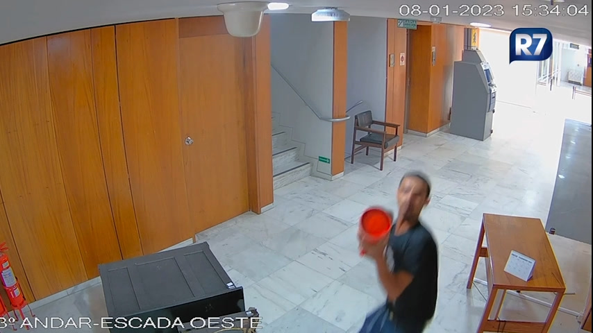 Vídeo: Vídeo: extremista quebra relógio raro no Palácio do Planalto