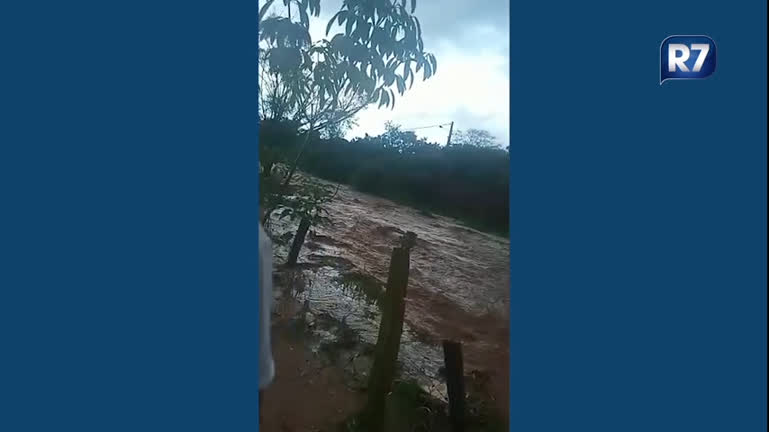 Vídeo: Rua vira 'rio' após forte chuva que atingiu o DF neste fim de semana