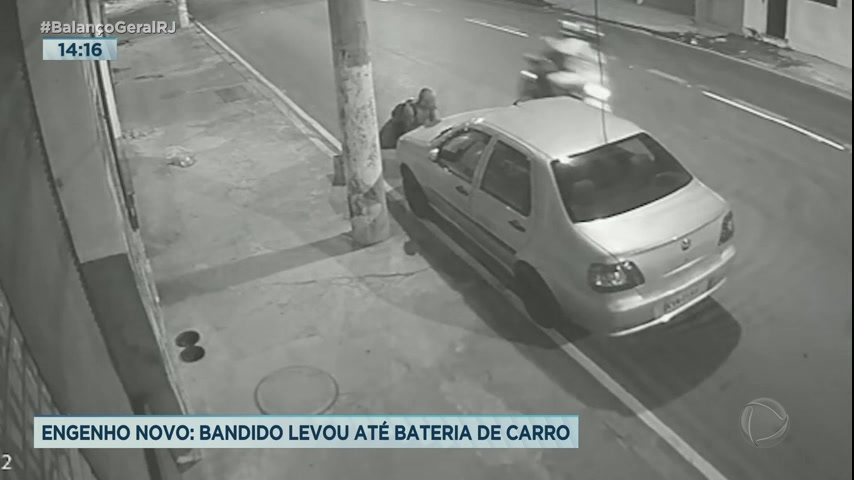 Vídeo: Criminoso rouba bateria de carro no Engenho Novo, zona norte do Rio