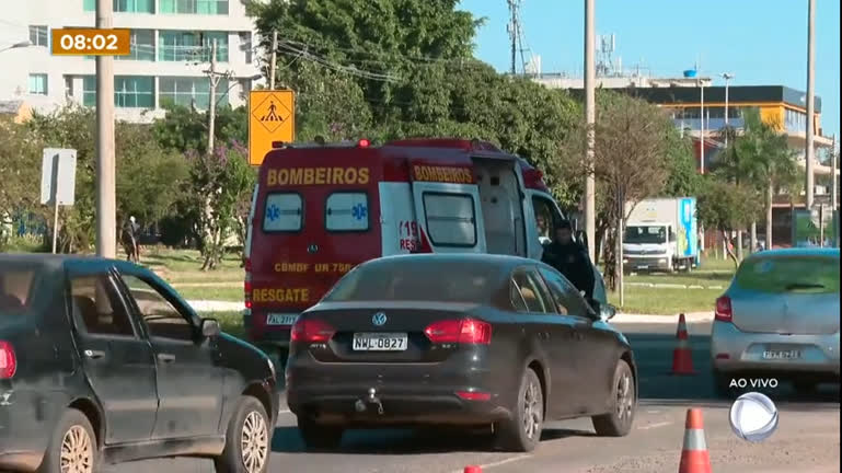 Vídeo: Colisão entre carro e moto no DF deixa uma pessoa ferida