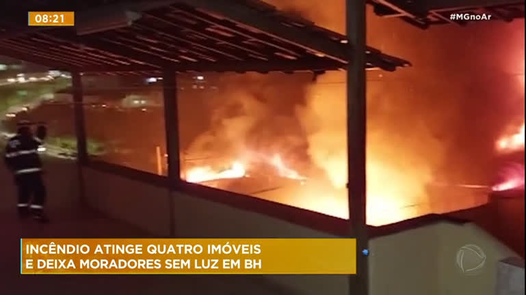 Vídeo: Incêndio atinge quatro imóveis e deixa moradores sem luz em BH