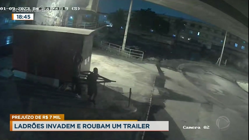 Vídeo: Ladrões invadem e roubam trailer duas vezes em 48 horas no Rio