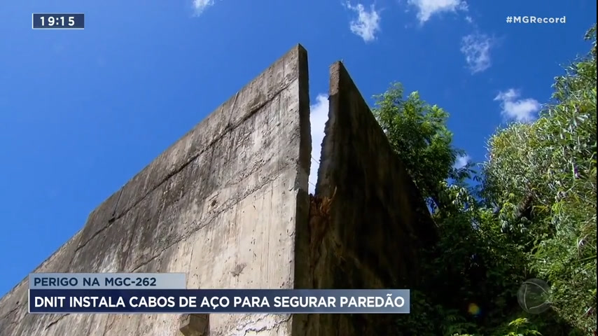 Vídeo: Paredão de concreto ameaça cair e preocupa moradores de estrada que liga Sabará (MG) e Belo Horizonte