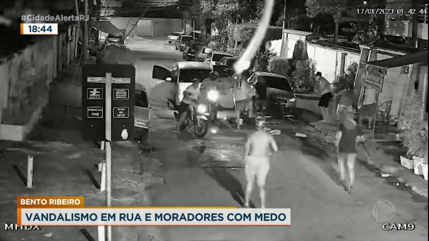 Vídeo: Grupo com 15 bate-bolas aterrorizam moradores em Bento Ribeiro, zona norte do Rio