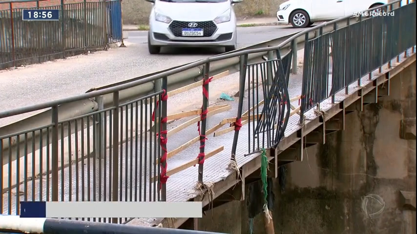 Vídeo: Grade em passarela do Ribeirão do Onça está danificada e situação preocupa moradores de BH