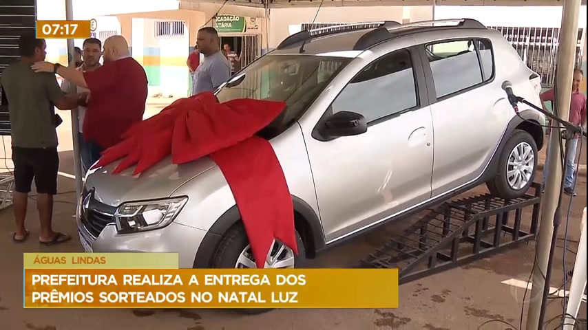 Vídeo: Prefeitura de Águas Lindas (GO) entrega presentes sorteados no 'Natal Luz'