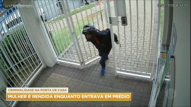 Vídeo: Criminoso mantém mulher refém na portaria de prédio em São Paulo