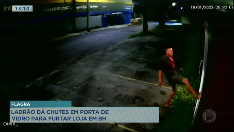 Vídeo: Homem quebra vidraçaria de loja com chutes e furta computador em Belo Horizonte