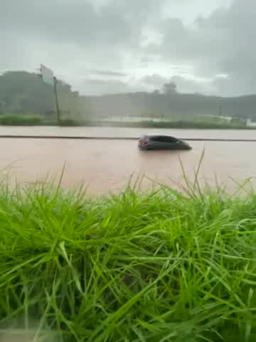 Vídeo: Chuva trava Anel Rodoviário, no Bairro Caiçara, sentido Vitória