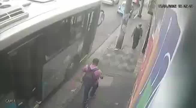 Vídeo: Motorista de ônibus arranca e quase atropela passageira que tentava descer