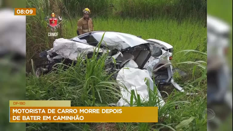 Vídeo: Motorista de carro morre depois de bater em caminhão em via do DF