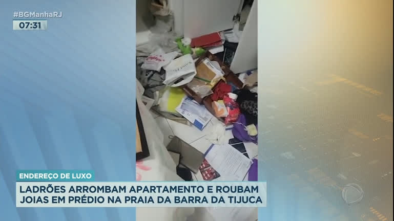 Vídeo: Ladrões invadem apartamento e roubam joias na Barra da Tijuca