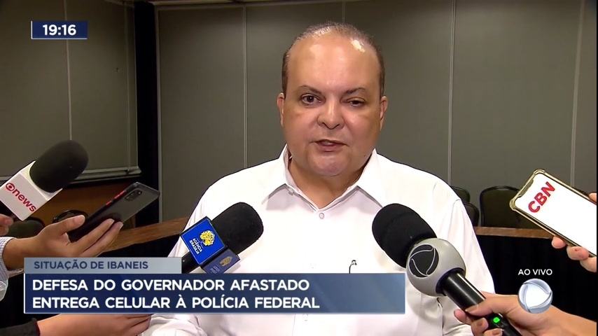Vídeo: Defesa de Ibaneis Rocha entrega celular à Polícia Federal