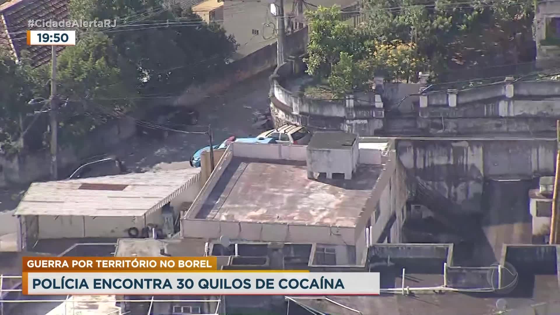Vídeo: Policial baleado durante tiroteio no morro da Caixa d'Água é sepultado no Rio