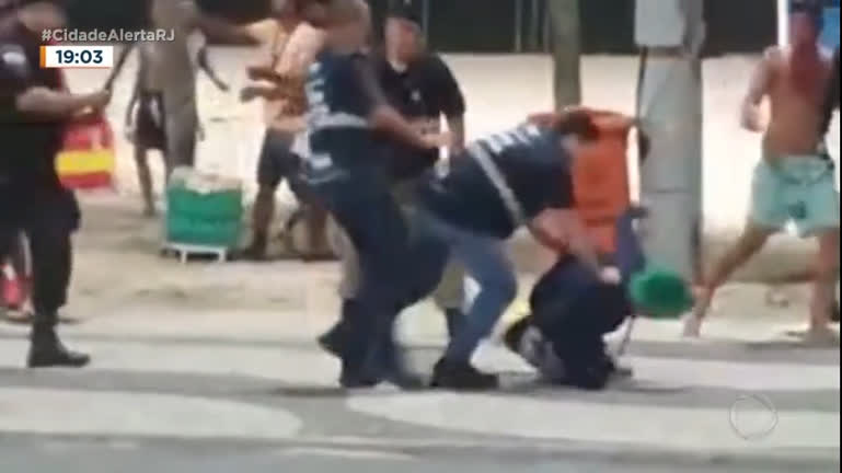 Vídeo: Ambulantes e agentes de segurança se envolvem em confusão na praia do Leme (Rio)