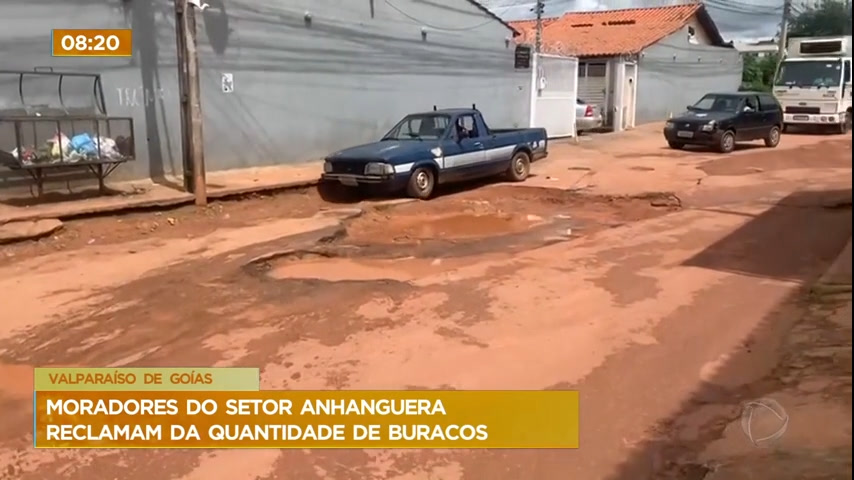 Vídeo: Moradores de Valparaíso (GO) reclamam de crateras em ruas