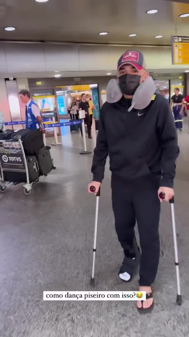 Vídeo: João Gomes brinca com muletas após se machucar: 'Como dança piseiro com isso?'